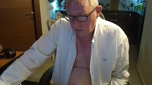 Snapshot of JamesBauer chatting on 02.26.26 JamesBauer online show from 02.26.26