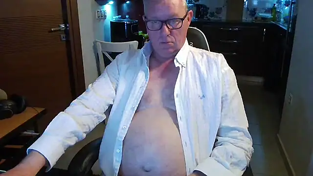 Snapshot of JamesBauer chatting on 02.28.26 JamesBauer online show from 02.28.26