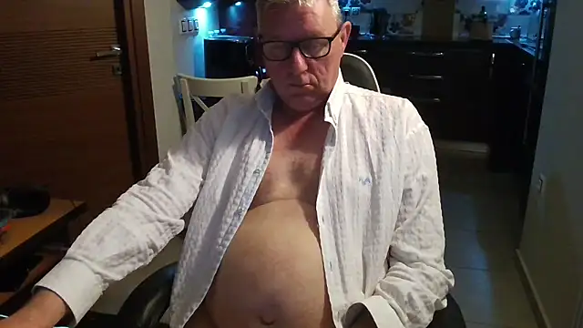 Snapshot of JamesBauer chatting on 03.03.26 JamesBauer online show from 03.03.26