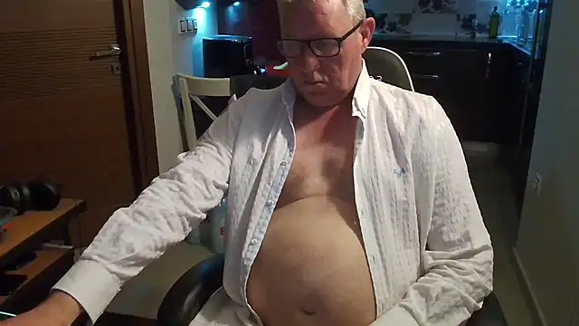 Snapshot of JamesBauer chatting on 03.04.26 JamesBauer online show from 03.04.26