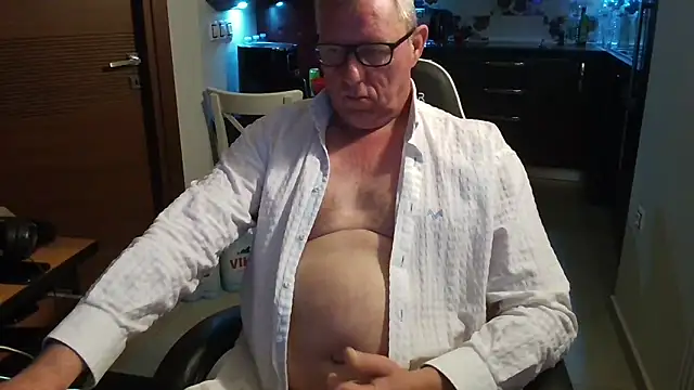 Snapshot of JamesBauer chatting on 03.06.26 JamesBauer online show from 03.06.26