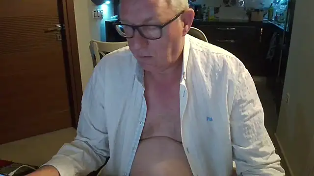 Snapshot of JamesBauer chatting on 03.08.26 JamesBauer online show from 03.08.26