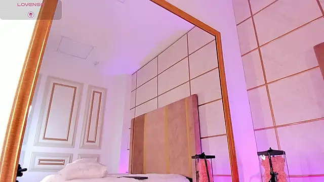 Snapshot of laurencarter1 chatting on 12.15.25 laurencarter1 online show from 12.15.25