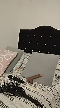 Snapshot of Elowyn chatting on 11.23.25 Elowyn online show from 11.23.25