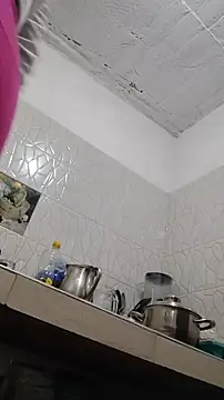 Snapshot of Elowyn chatting on 12.04.25 Elowyn online show from 12.04.25