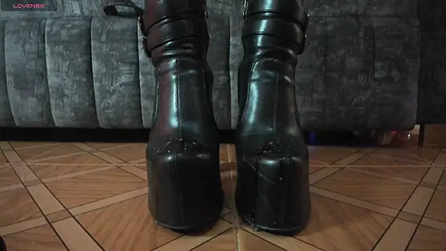 Snapshot of _LuanaDabbraccio chatting on 11.26.25 LuanaDabbraccio online show from 11.26.25