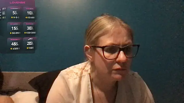 Snapshot of lady_gloria69 chatting on 03.20.25 lady gloria69 online show from 03.20.25