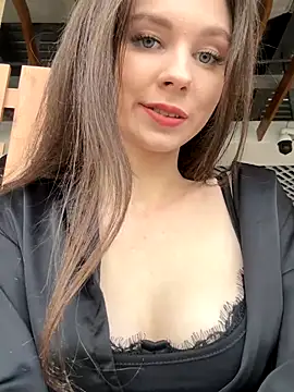 Snapshot of MilaBee chatting on 10.31.25 MilaBee online show from 10.31.25