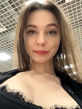 Snapshot of MilaBee chatting on 11.01.25 MilaBee online show from 11.01.25