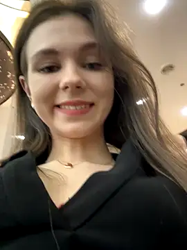 Snapshot of MilaBee chatting on 11.02.25 MilaBee online show from 11.02.25