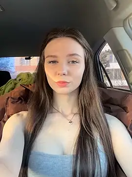 Snapshot of MilaBee chatting on 11.18.25 MilaBee online show from 11.18.25