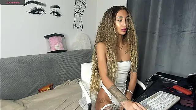 EvelynHais online show from 11.14.25