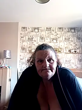 Snapshot of MissQueenBeex chatting on 03.20.25 MissQueenBeex online show from 03.20.25