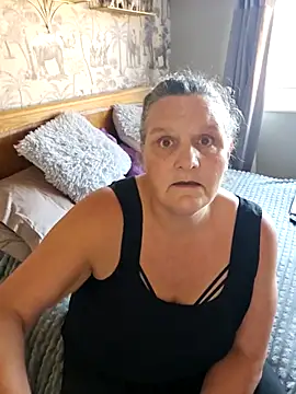 Snapshot of MissQueenBeex chatting on 09.16.25 MissQueenBeex online show from 09.16.25