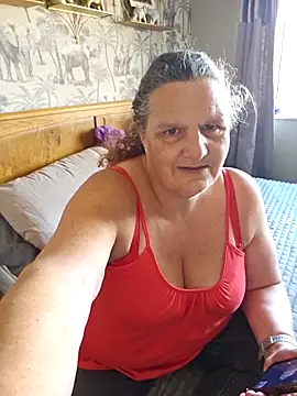 Snapshot of MissQueenBeex chatting on 09.24.25 MissQueenBeex online show from 09.24.25