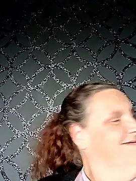 Snapshot of MissQueenBeex chatting on 10.04.25 MissQueenBeex online show from 10.04.25