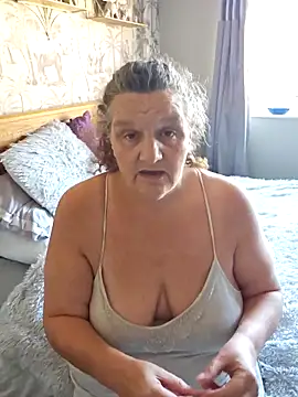 Snapshot of MissQueenBeex chatting on 10.12.25 MissQueenBeex online show from 10.12.25