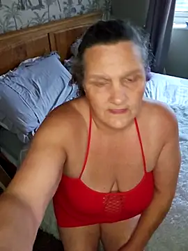 Snapshot of MissQueenBeex chatting on 10.16.25 MissQueenBeex online show from 10.16.25