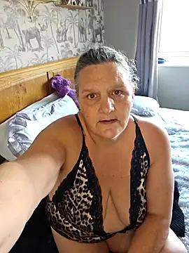 Snapshot of MissQueenBeex chatting on 10.20.25 MissQueenBeex online show from 10.20.25