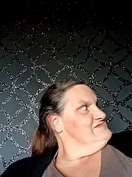 Snapshot of MissQueenBeex chatting on 10.27.25 MissQueenBeex online show from 10.27.25