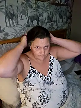 Snapshot of MissQueenBeex chatting on 11.02.25 MissQueenBeex online show from 11.02.25