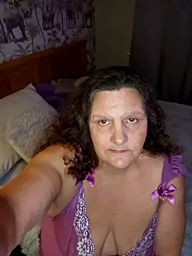 Snapshot of MissQueenBeex chatting on 11.05.25 MissQueenBeex online show from 11.05.25