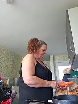 Snapshot of MissQueenBeex chatting on 11.09.25 MissQueenBeex online show from 11.09.25