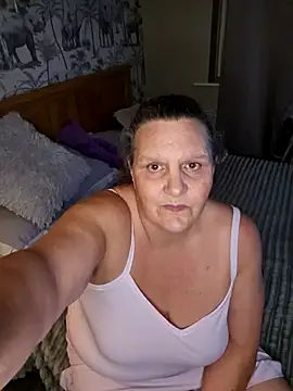 Snapshot of MissQueenBeex chatting on 11.14.25 MissQueenBeex online show from 11.14.25