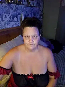 Snapshot of MissQueenBeex chatting on 12.04.25 MissQueenBeex online show from 12.04.25