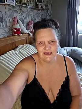 Snapshot of MissQueenBeex chatting on 12.21.25 MissQueenBeex online show from 12.21.25