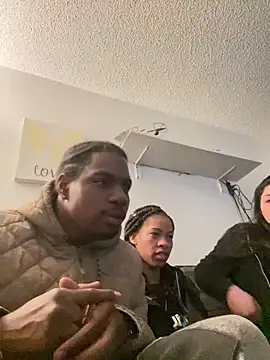 tooprettypatricia online show from 03.18.25