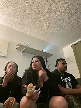 tooprettypatricia online show from 03.18.25