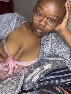 Snapshot of YummyMelanin117 chatting on 10.23.25 YummyMelanin117 online show from 10.23.25