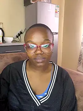 Snapshot of YummyMelanin117 chatting on 11.06.25 YummyMelanin117 online show from 11.06.25