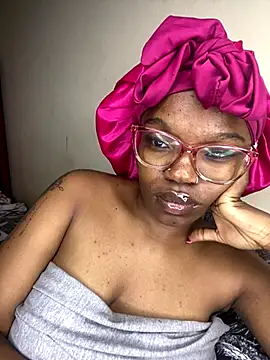 Snapshot of YummyMelanin117 chatting on 11.21.25 YummyMelanin117 online show from 11.21.25