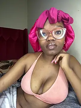 Snapshot of YummyMelanin117 chatting on 11.25.25 YummyMelanin117 online show from 11.25.25