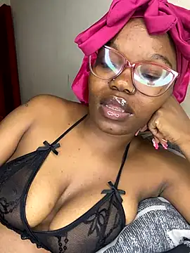 Snapshot of YummyMelanin117 chatting on 11.26.25 YummyMelanin117 online show from 11.26.25