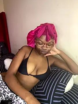 Snapshot of YummyMelanin117 chatting on 12.23.25 YummyMelanin117 online show from 12.23.25