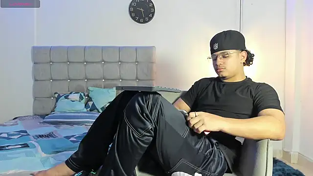 Snapshot of samxx_muscle chatting on 11.03.25 samxx muscle online show from 11.03.25