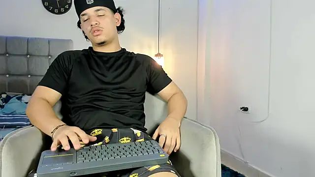 Snapshot of samxx_muscle chatting on 11.08.25 samxx muscle online show from 11.08.25