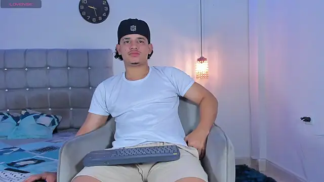 Snapshot of samxx_muscle chatting on 11.10.25 samxx muscle online show from 11.10.25