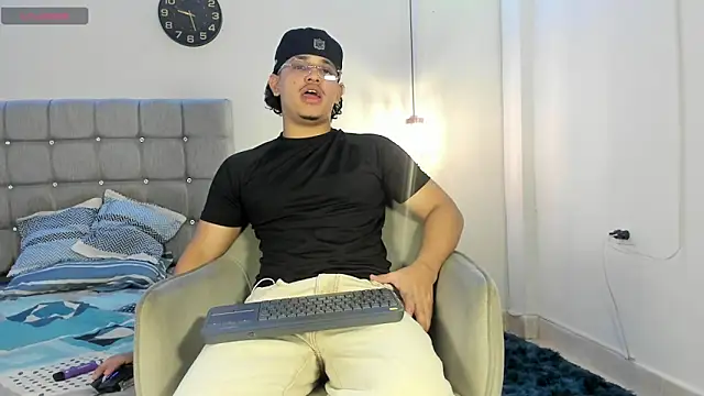 Snapshot of samxx_muscle chatting on 11.15.25 samxx muscle online show from 11.15.25