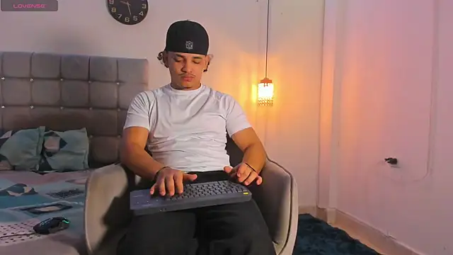 Snapshot of samxx_muscle chatting on 11.29.25 samxx muscle online show from 11.29.25