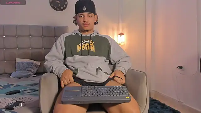 Snapshot of samxx_muscle chatting on 12.01.25 samxx muscle online show from 12.01.25