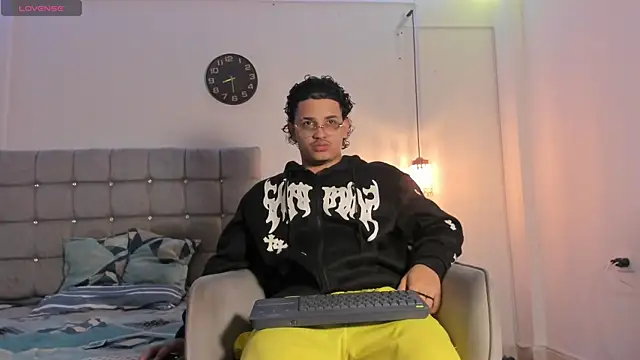 Snapshot of samxx_muscle chatting on 12.05.25 samxx muscle online show from 12.05.25