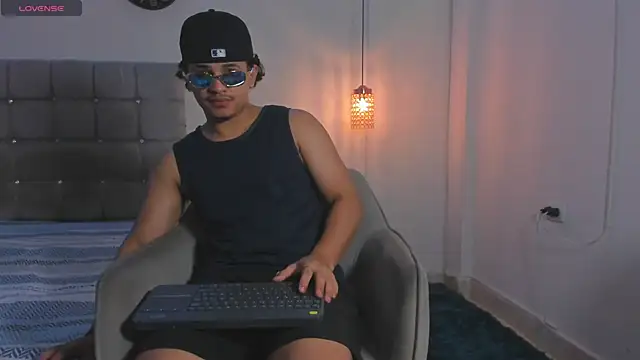 Snapshot of samxx_muscle chatting on 12.15.25 samxx muscle online show from 12.15.25