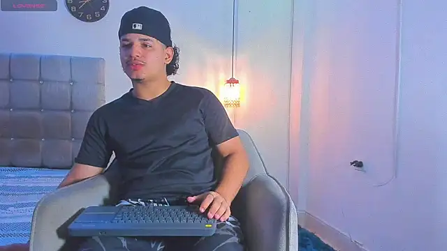 Snapshot of samxx_muscle chatting on 12.18.25 samxx muscle online show from 12.18.25