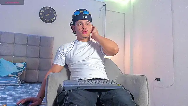 Snapshot of samxx_muscle chatting on 12.21.25 samxx muscle online show from 12.21.25