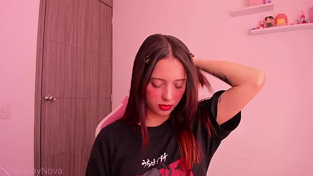 Snapshot of ImBunnyNova chatting on 05.19.26 ImBunnyNova online show from 05.19.26