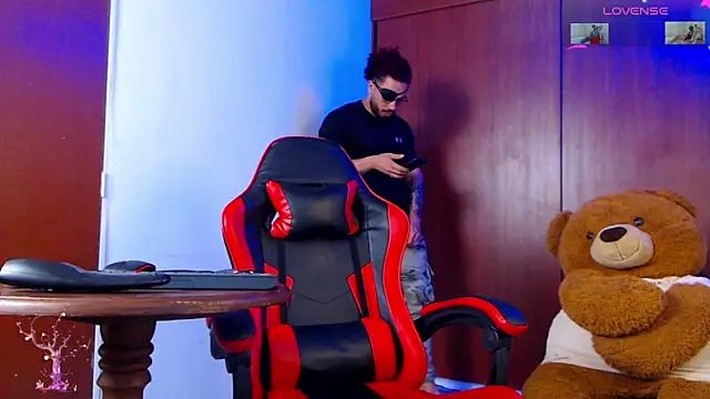 Snapshot of pirata_fitness chatting on 10.04.25 pirata fitness online show from 10.04.25